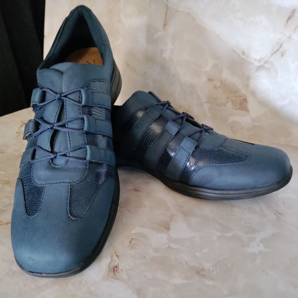 12M Navy Blue Trotters Joy Women's Walking Shoe
